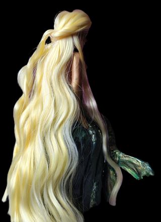 Figura de sirena dorada y verde