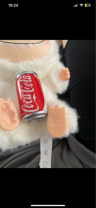 Peluche labubu con lata Coca-Cola