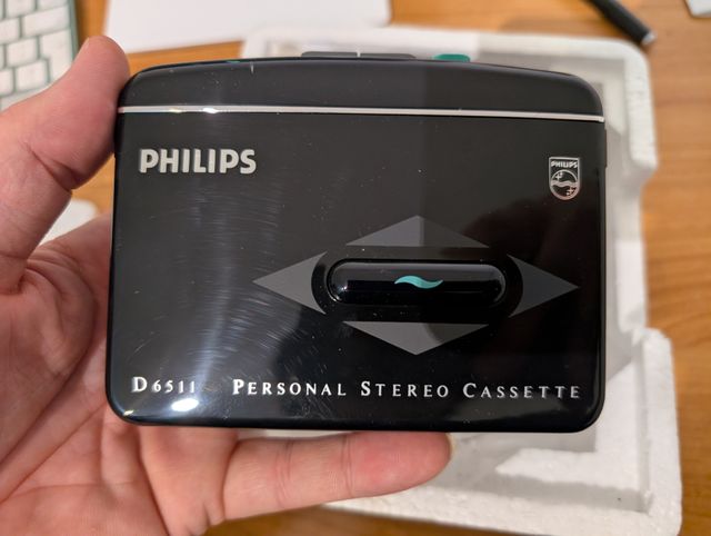 Walkman Negro con Botón Verde