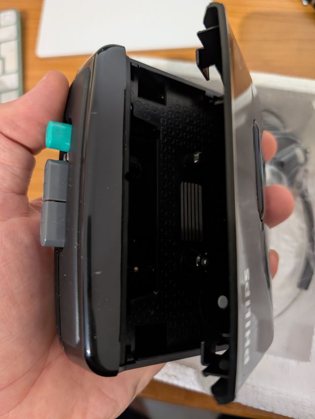 Walkman Negro con Botón Verde