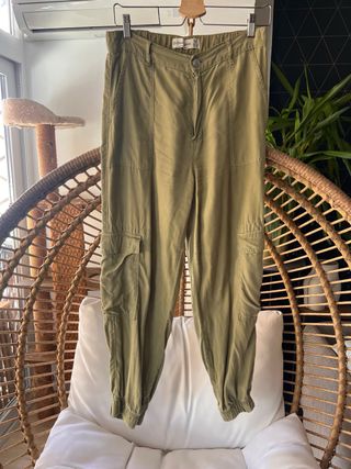 Pantalón cargo Stradivarius verde militar Talla M