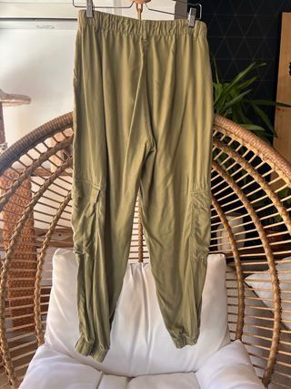 Pantalón cargo Stradivarius verde militar Talla M