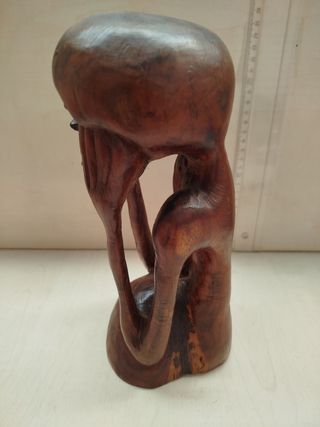 Figura de arte africano tallada en madera