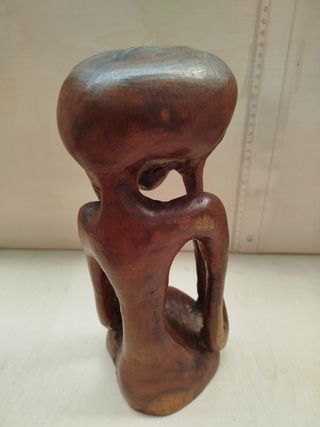 Figura de arte africano tallada en madera