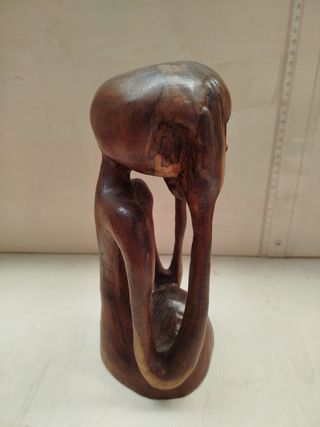 Figura de arte africano tallada en madera
