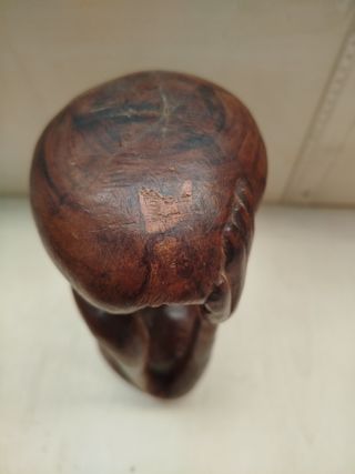 Figura de arte africano tallada en madera