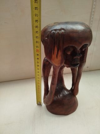 Figura de arte africano tallada en madera