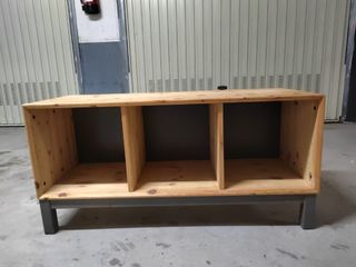 Mueble bajo madera y metal