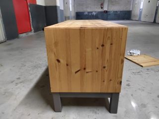 Mueble bajo madera y metal