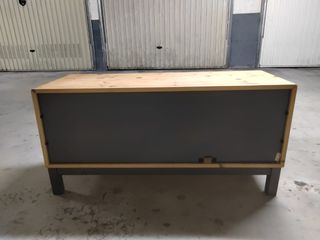 Mueble bajo madera y metal