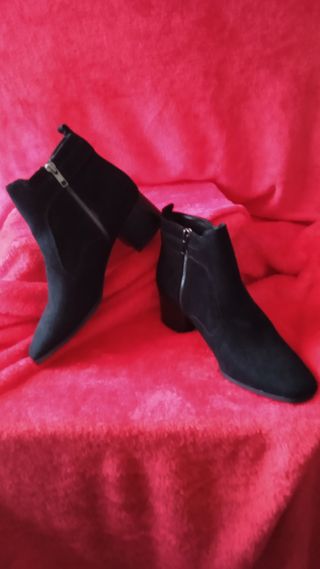 Botines negros con cremallera
