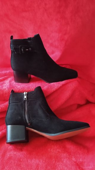Botines negros con cremallera