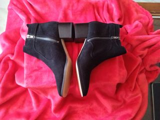 Botines negros con cremallera