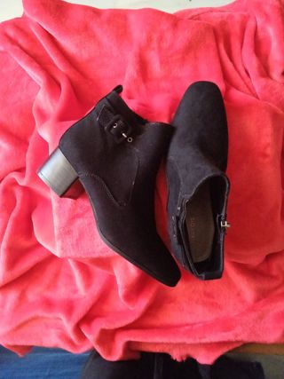 Botines negros con cremallera