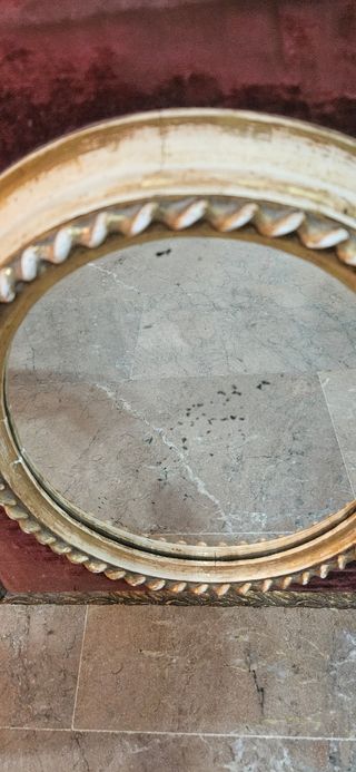 Espejo antiguo dorado y terciopelo rojo