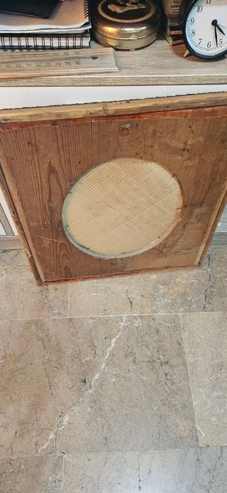 Espejo antiguo dorado y terciopelo rojo