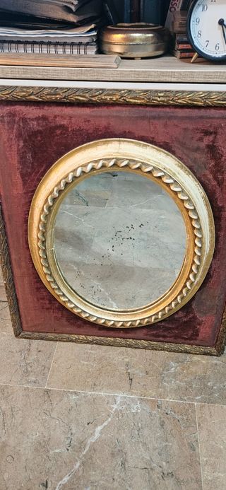 Espejo antiguo dorado y terciopelo rojo