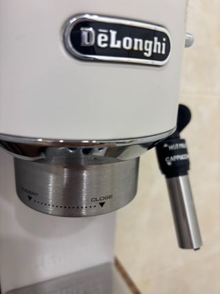 Cafetera DeLonghi Dedica Style EC685.W Blanca