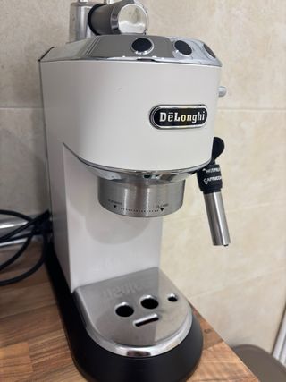 Cafetera DeLonghi Dedica Style EC685.W Blanca