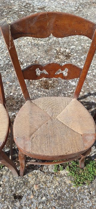 Juego de 4 sillas antiguas de madera y rafia