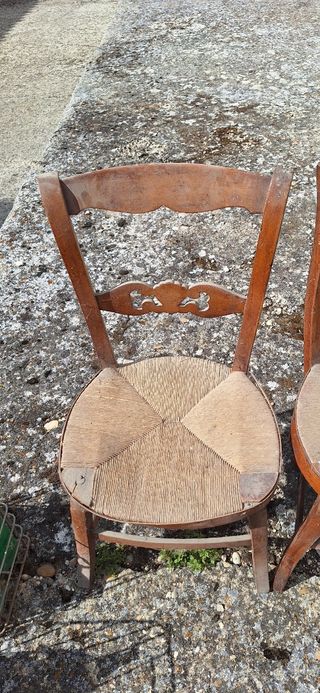 Juego de 4 sillas antiguas de madera y rafia