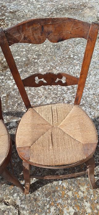 Juego de 4 sillas antiguas de madera y rafia