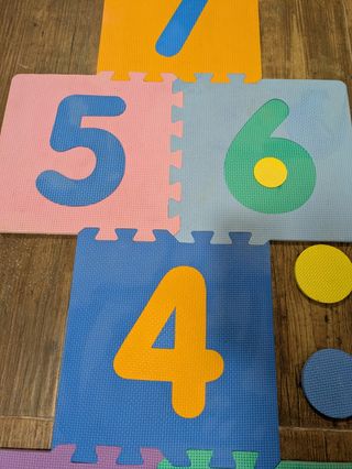 Tapete de juego infantil con números.castro