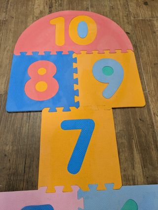 Tapete de juego infantil con números.castro