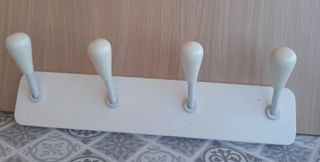 Perchero de pared blanco