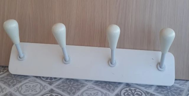 Perchero de pared blanco