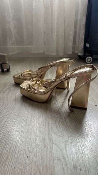 Tacones dorados de plataforma