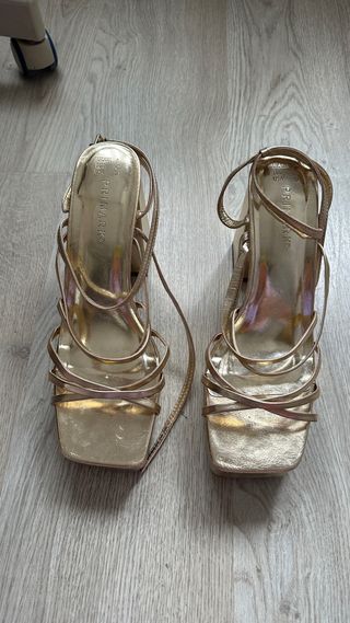 Tacones dorados de plataforma