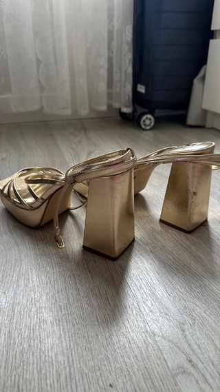 Tacones dorados de plataforma