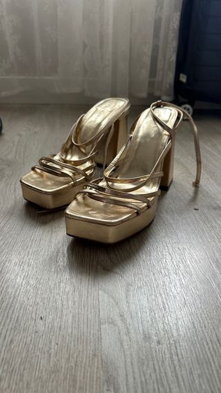 Tacones dorados de plataforma