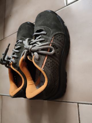 Zapatos de seguridad marrones y naranjas