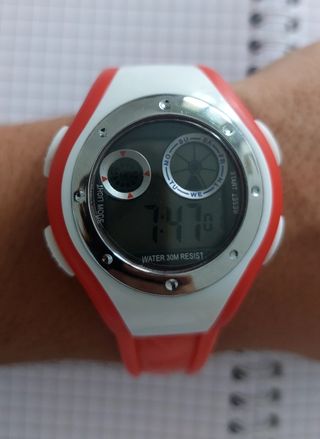 Orologio digitale rosso e bianco