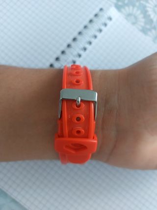 Orologio digitale rosso e bianco