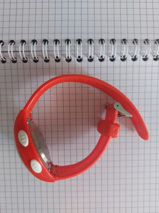 Orologio digitale rosso e bianco
