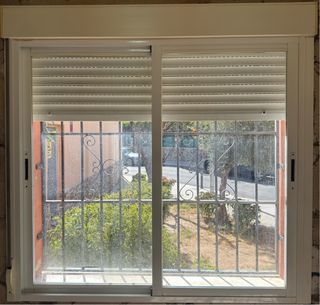 Ventanas correderas Climalit blancas Y PERSIANAS

