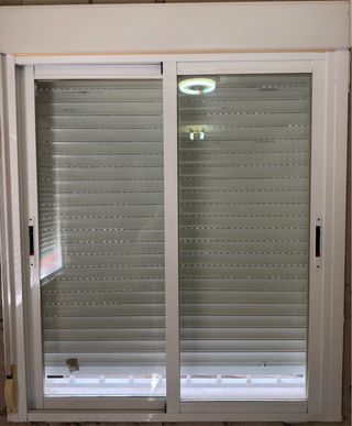 Ventanas correderas Climalit blancas Y PERSIANAS

