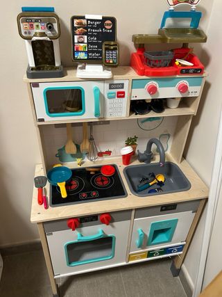 Cocinita infantil con microondas y accesorios