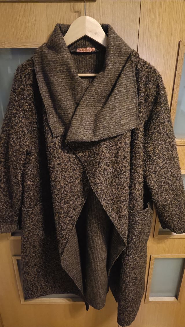 Abrigo abierto marrón y negro con cuello chimenea