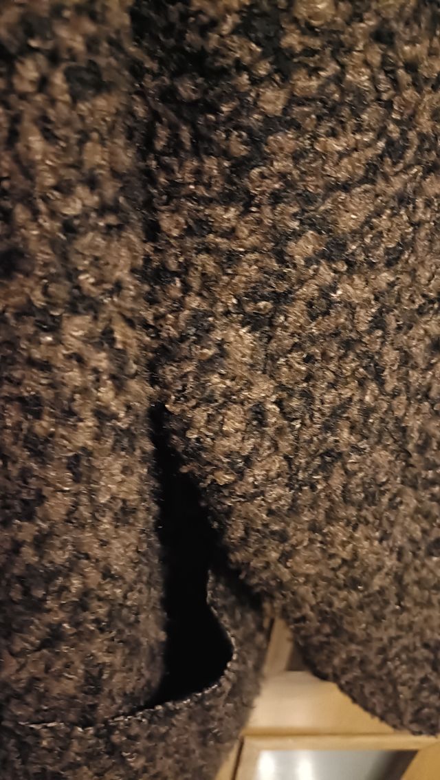 Abrigo abierto marrón y negro con cuello chimenea