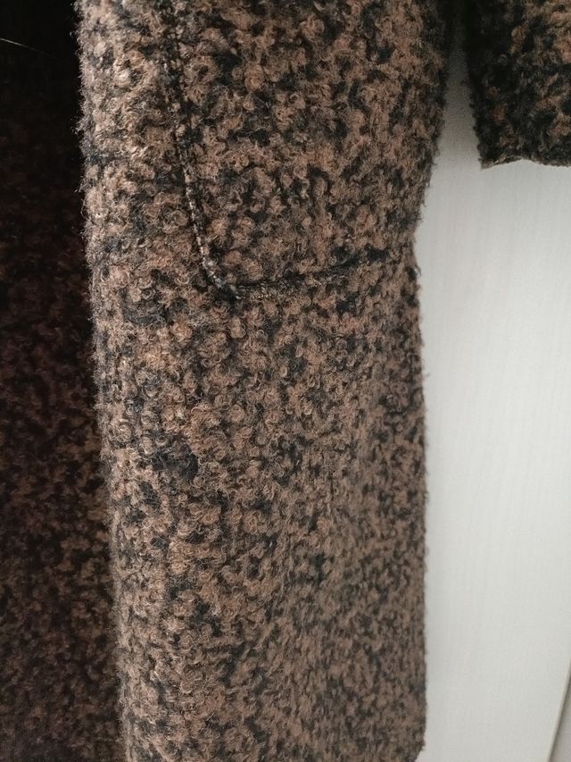 Abrigo abierto marrón y negro con cuello chimenea