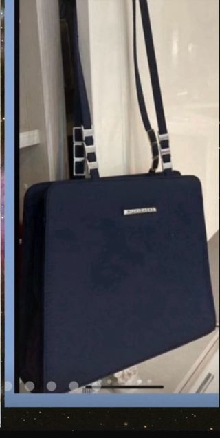 Borsa blu con braccialetto