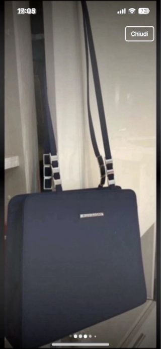 Borsa blu con braccialetto