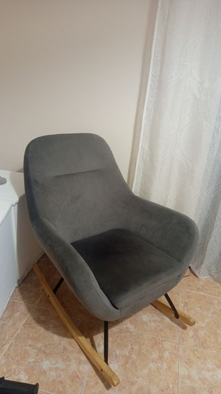 Mecedora gris de tela y madera