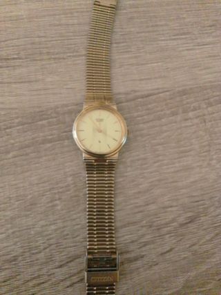 Reloj Citizen Quartz Dorado y Blanco