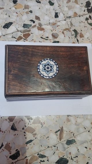 Caja de madera antigua con diseño