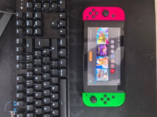 Nintendo Switch Rosa y Verde con Accesorios